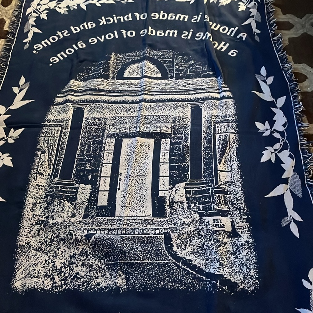 Beautiful throw blanket - Picture 2 of 2